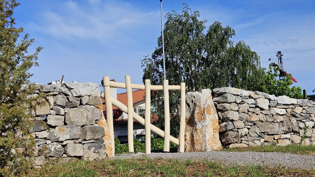 Kraški suhi zid v krožišču pri lekarni Ruj v Sežani
