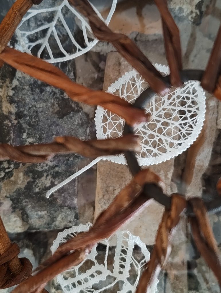 Klekljarska delavnica: Interpretacija žbrince s kraško čipko