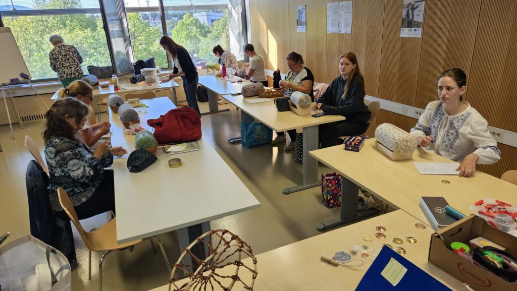 Klekljarska delavnica: Interpretacija žbrince s kraško čipko – uspešno izvedena delavnica projekta Lepota kraškega rokodelstva